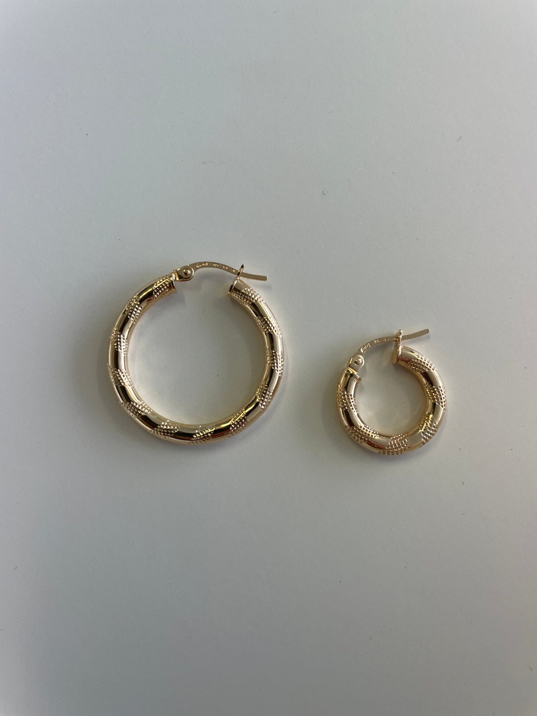 St. Tropez Pattern Tube Gold Hoop